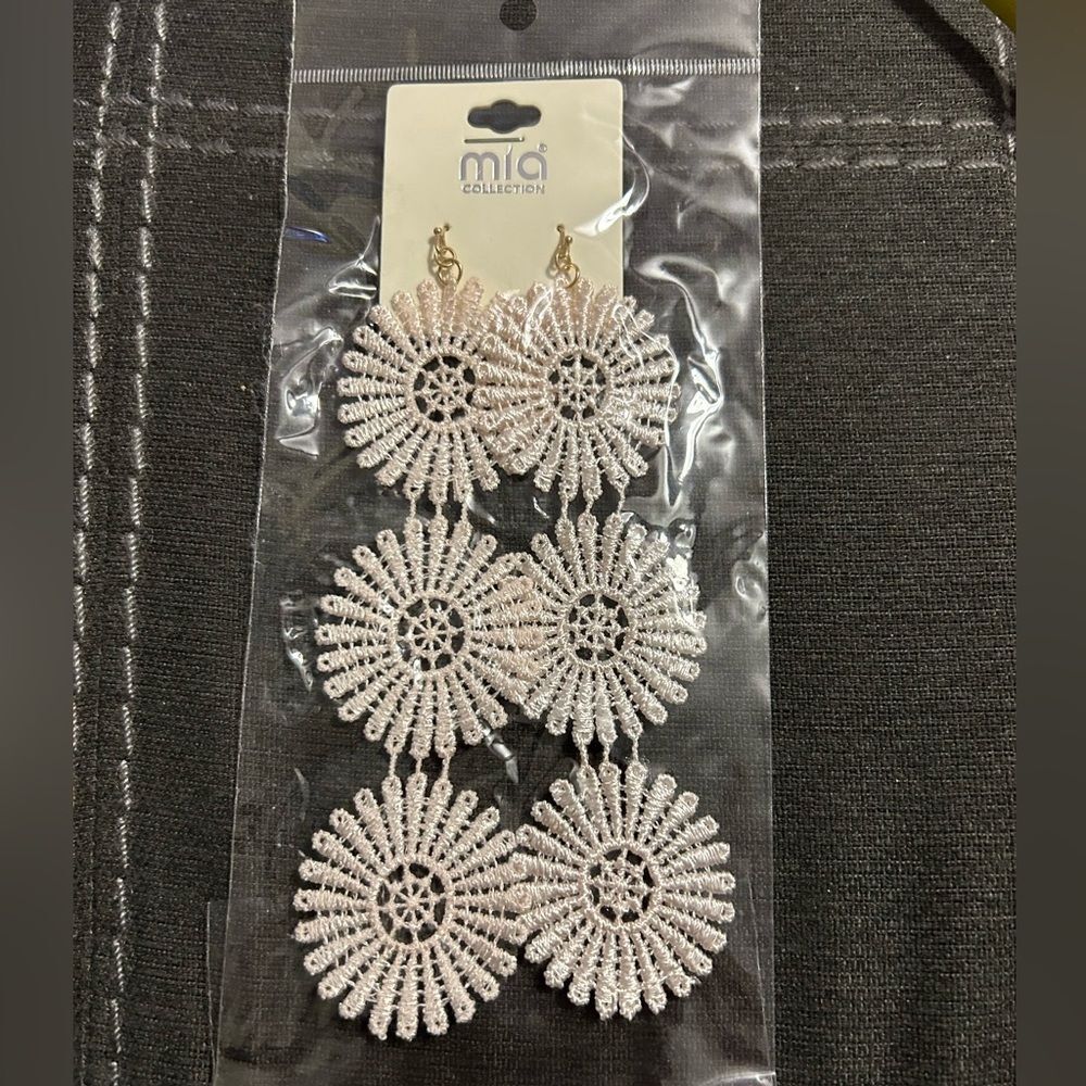 NWT Mai Collection Long light Pink Lace Daisy earrings
